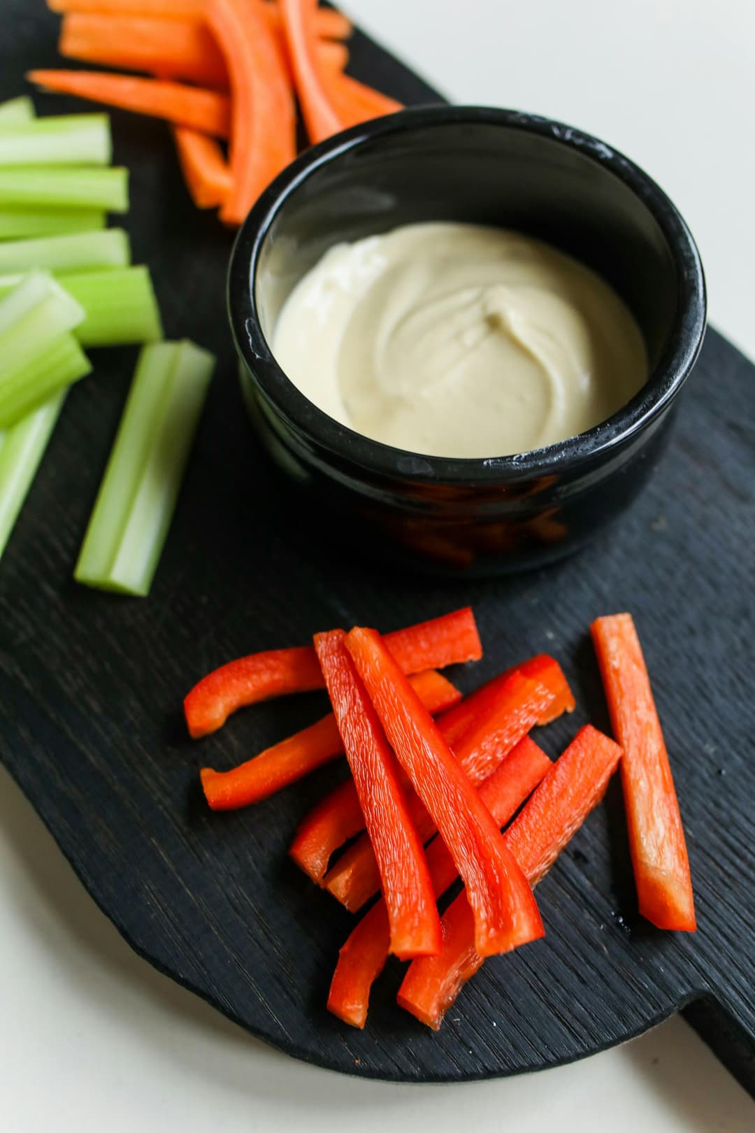 Mixează morcov, țelină și hummus – gustare simplă