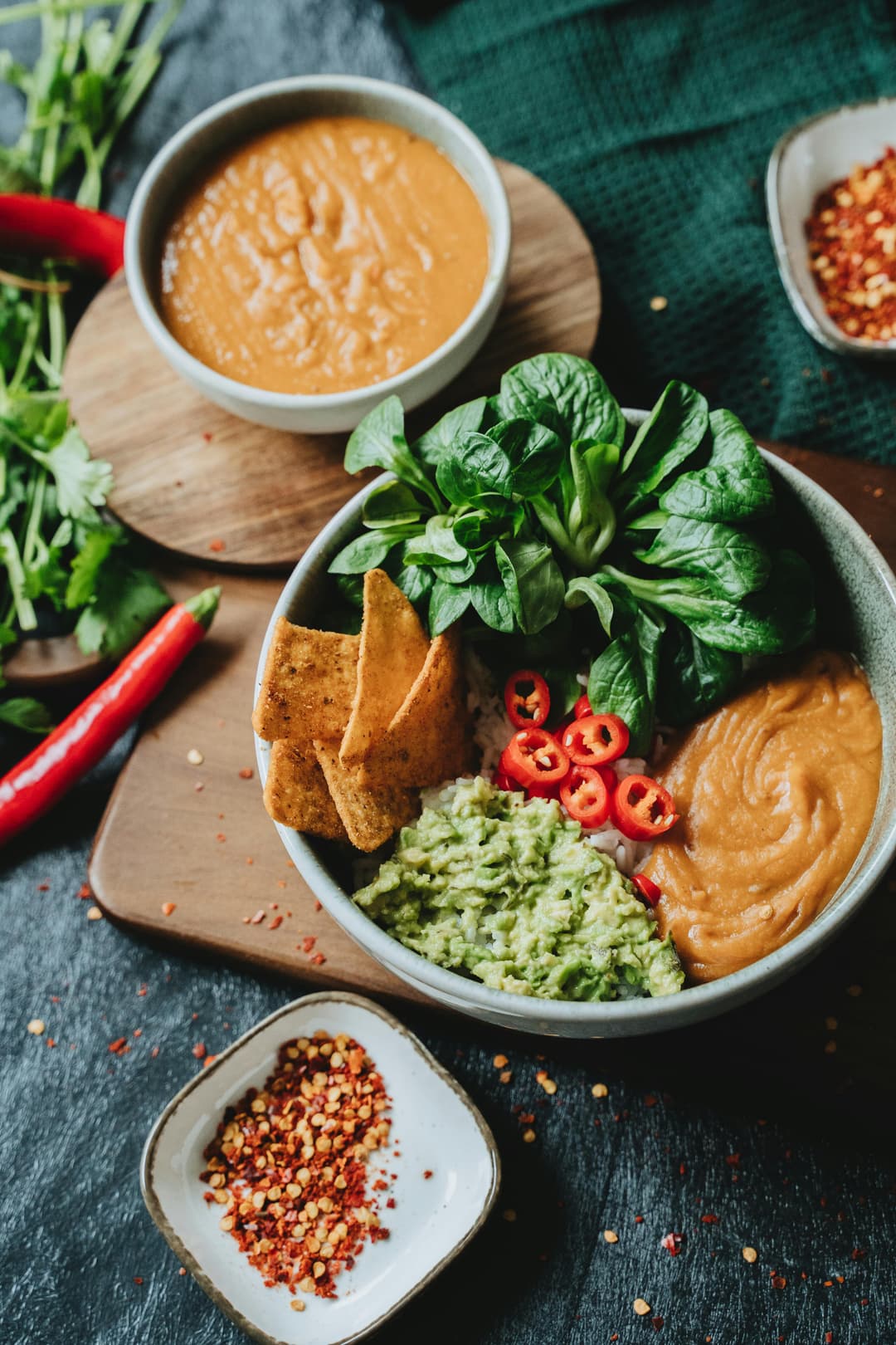 Legume crocante cu dip de avocado