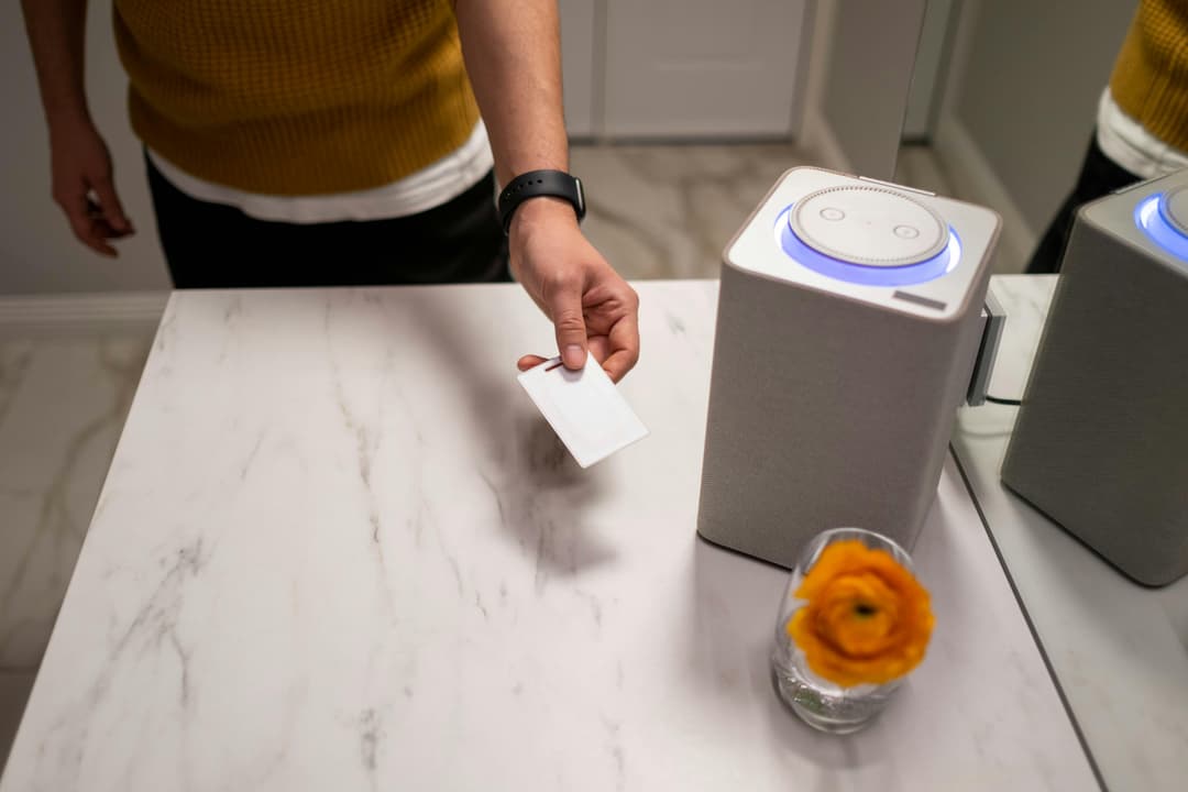 Cuptor microunde smart cu control vocal