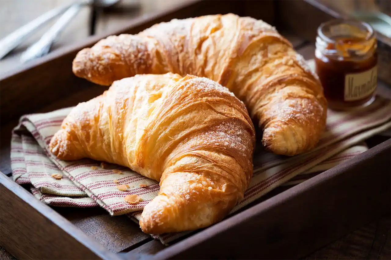 Croissant, croissant cu unt: Gustul autentic al patiseriei franțuzești