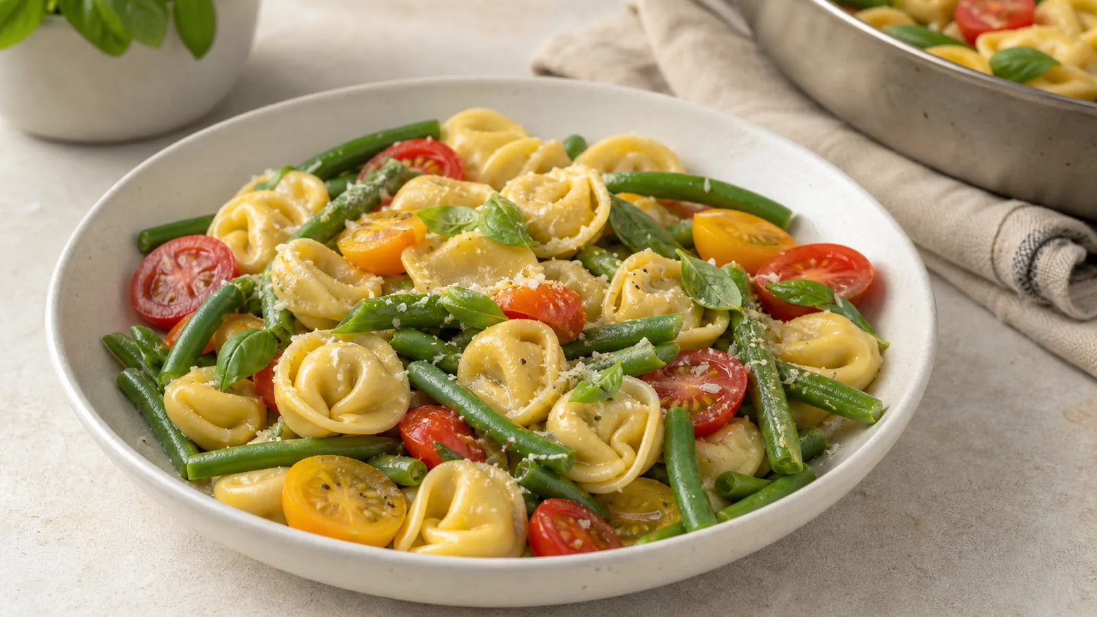 Tortellini cu fasole verde și roșii la tigaie: cină în 20 de minute